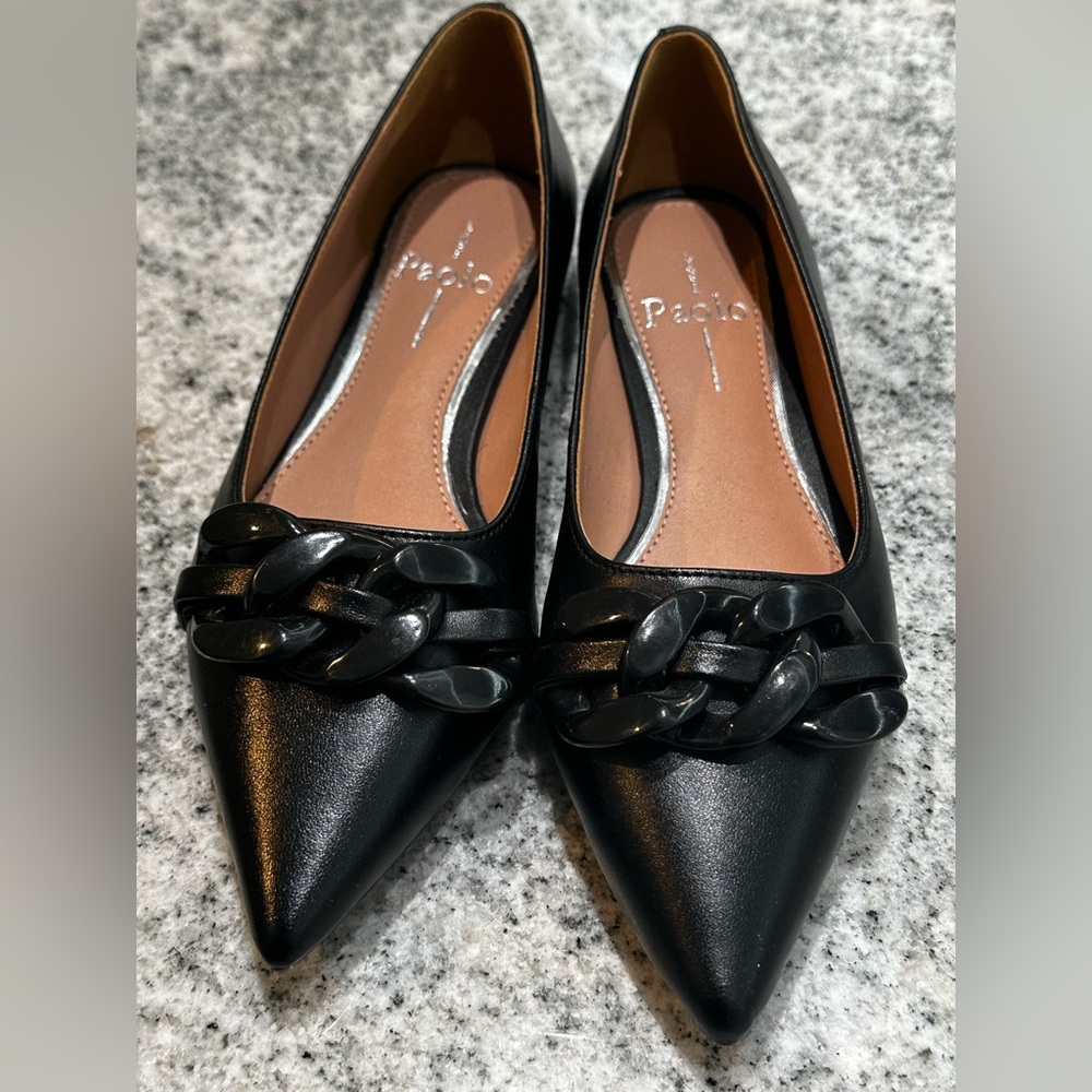 Nora Pointed Toe Flat (Women) size 5M
Linea Paolo